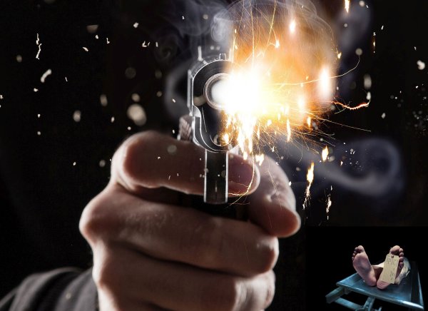 Силуэт охотника с ружьем на закате