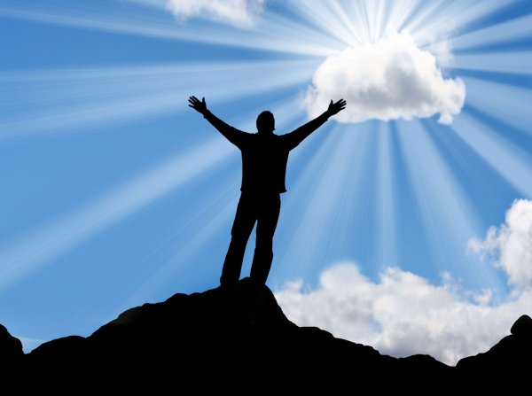 Человек с раскинутыми руками