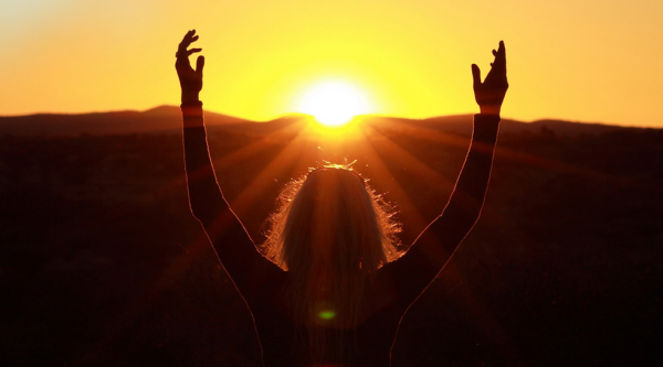 Мужчина с распростертыми руками