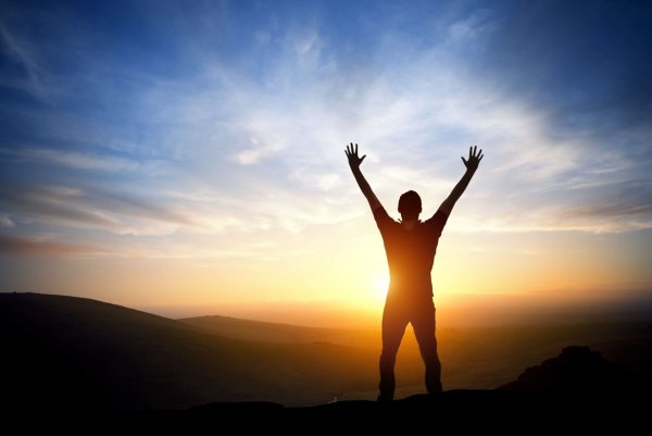 Рука тянется к небу