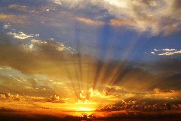 Небо с лучами солнца