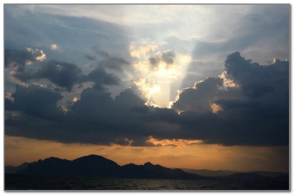 Улетающий дракон на закате