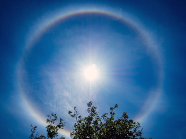 Радужное гало вокруг Луны