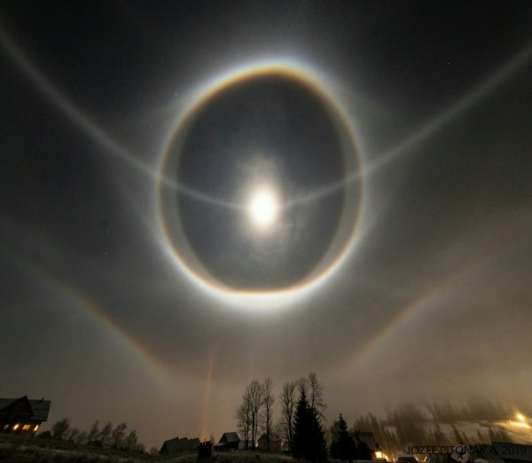 Явление гало вокруг Луны