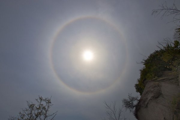 Солнечное гало вокруг Луны