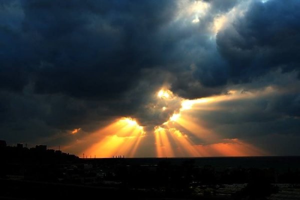 Солнце сквозь тучи