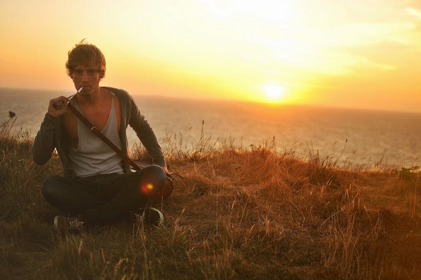 Парень на рассвете