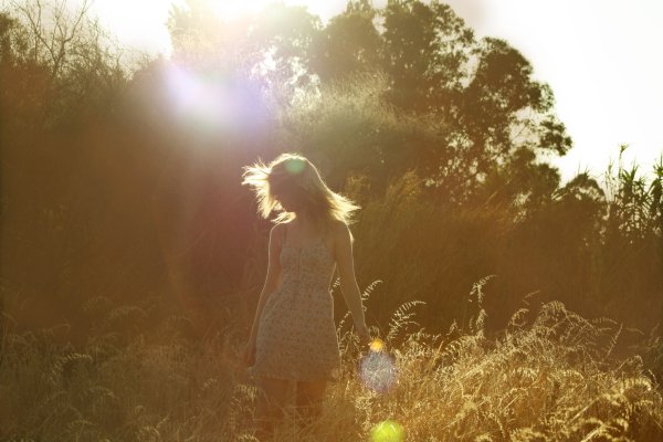 Девушка в солнечных лучах