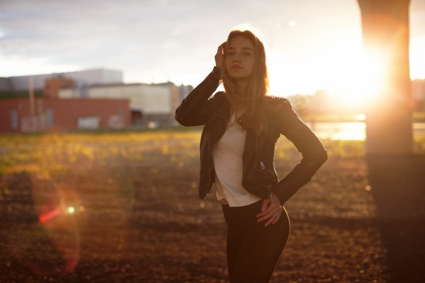 Девушка против солнца