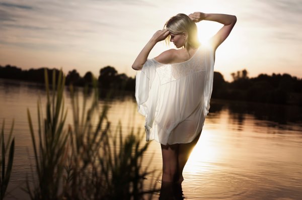 Девушка в белом платье в воде