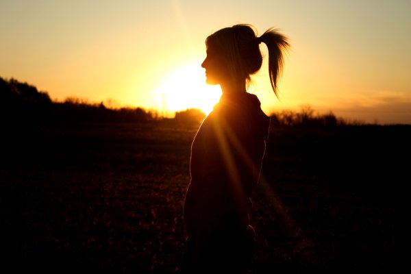 Женские силуэты на фоне природы