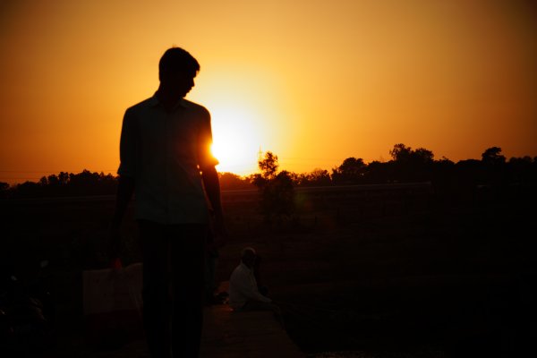 Человек на закате солнца