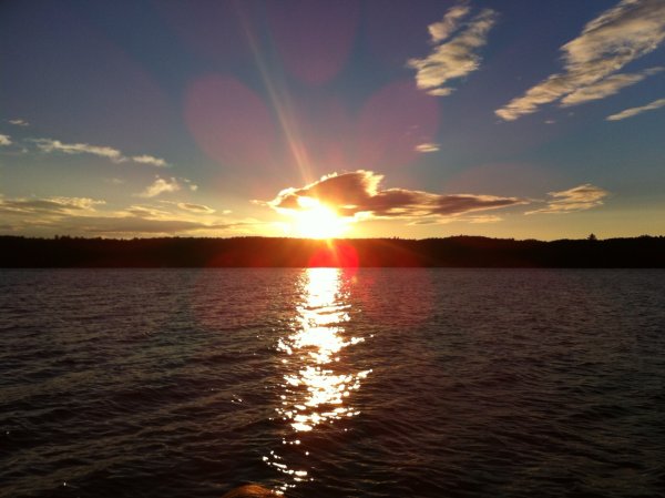 Отражение солнца в воде закат
