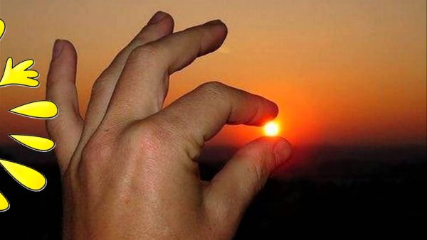 Держит солнце на ладони