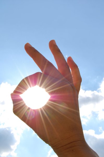 Солнце сквозь пальцы