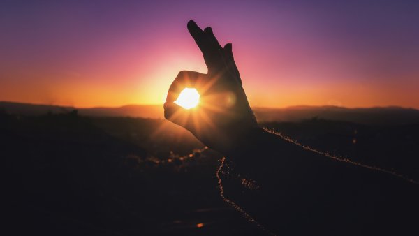 Солнце в руке на закате