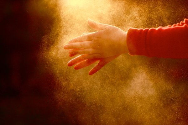 Рука тянется к закату