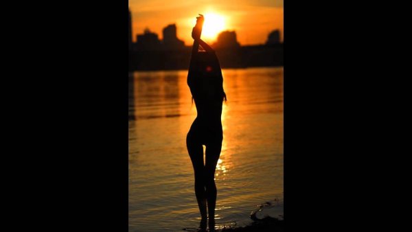 Девушка на закате