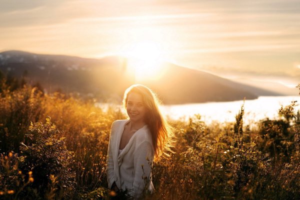 Женский силуэт в темноте