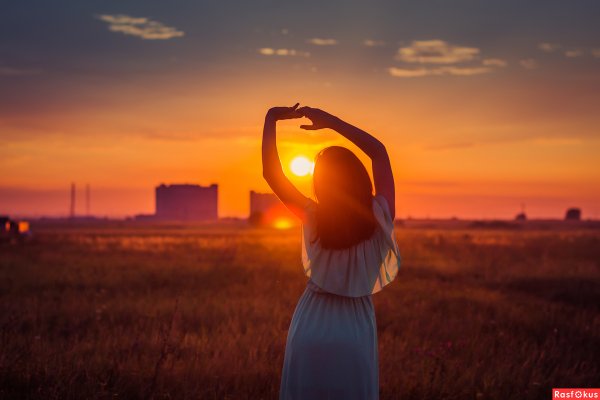 Девушка сидит спиной