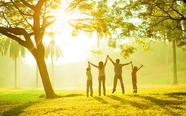 Семья на фоне природы