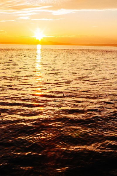 Розовый рассвет на море