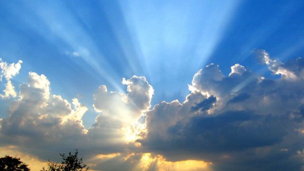 Светлое небо с солнцем