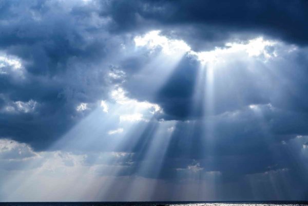 Ласкаясь к солнечным лучам летают облака