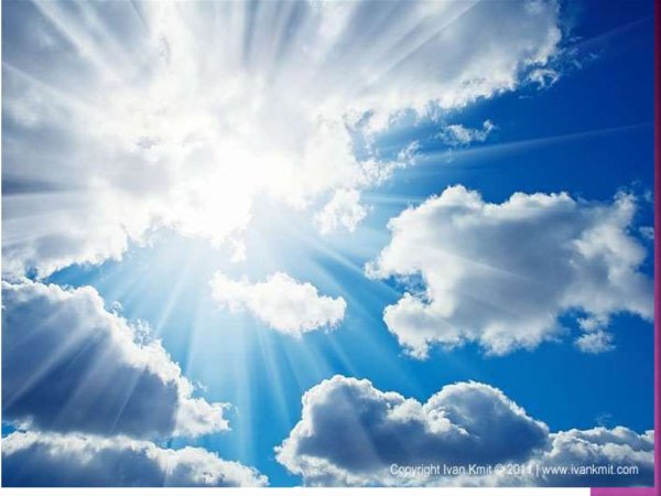 Фон небо с лучами солнца