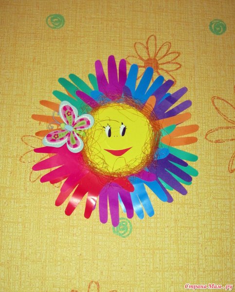 Солнышко из ладошек детей в детском саду