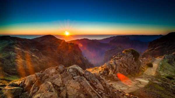 Закат солнца в горах