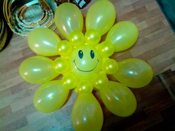 Полянка из шаров с цветами