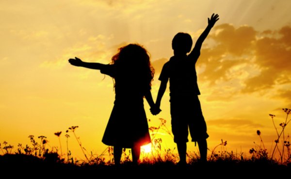 Подруги на закате