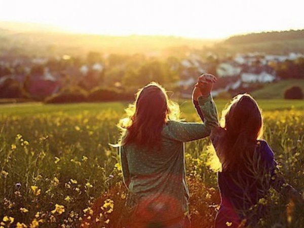 Две девочки в поле