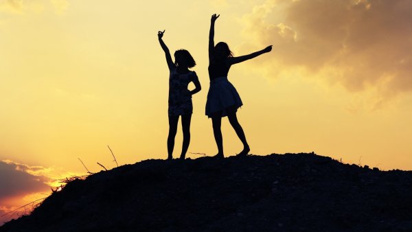 Подруги на закате