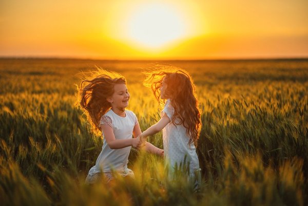 Счастливые дети в деревне