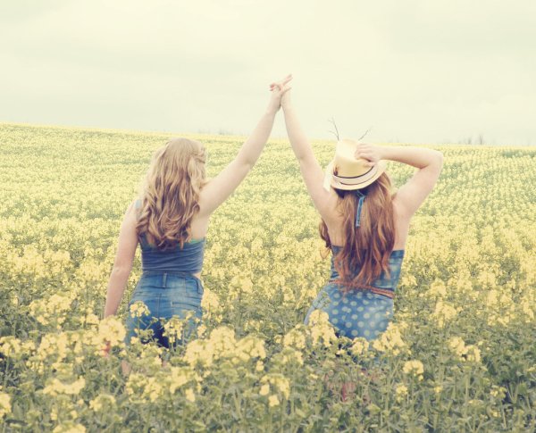 Три подруги на закате