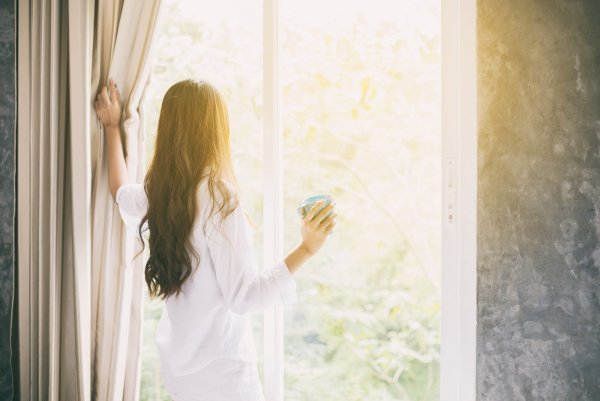 Солнечное окно в комнате