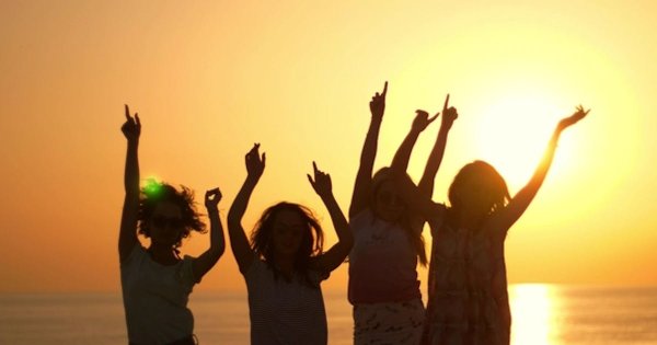 Женщина танцует в солнечных лучах