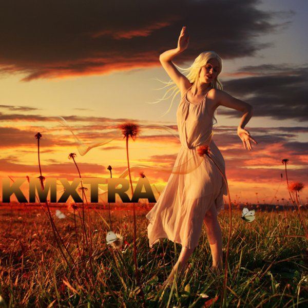 Счастливая женщина в золотом