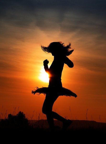 Танцующая девушка