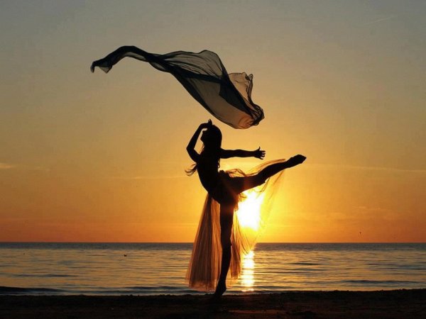 Девушка подняла ногу