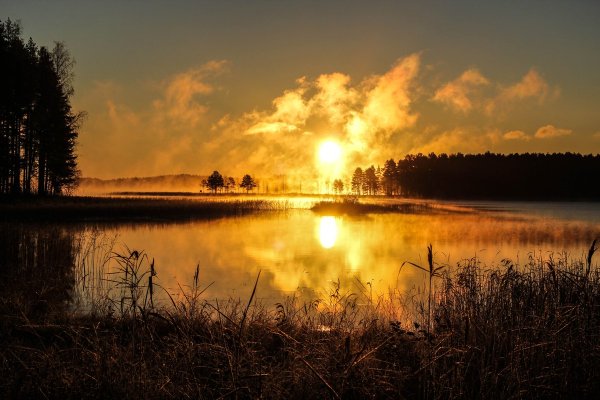 Закат над озером