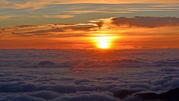 Солнце над облаками