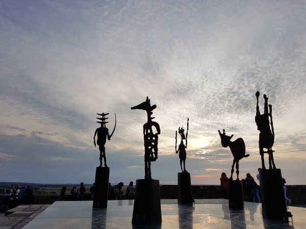 Монумент человек и солнце