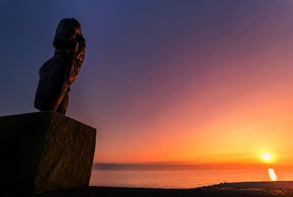 Иркутск закат памятник