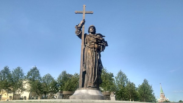 Памятник Фатима во Владикавказе