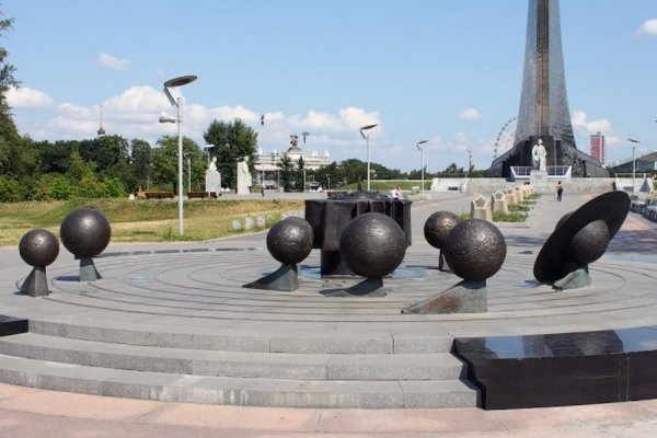 Солнце на памятнике фото