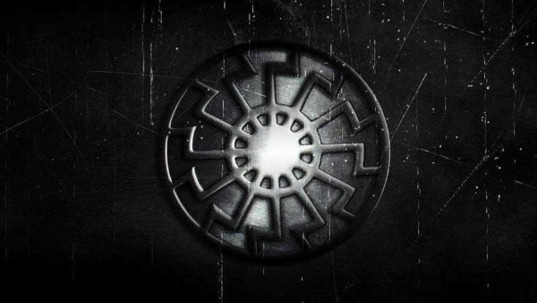 Черное солнце на черном фоне