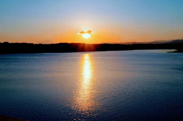Отражение солнца в воде